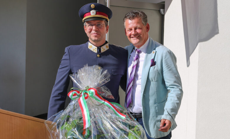 Polizeiinspektionskommandant Chefinspektor Markus Wernig mit Bürgermeister Christian Scheider. © PI Heiligengeistplatz