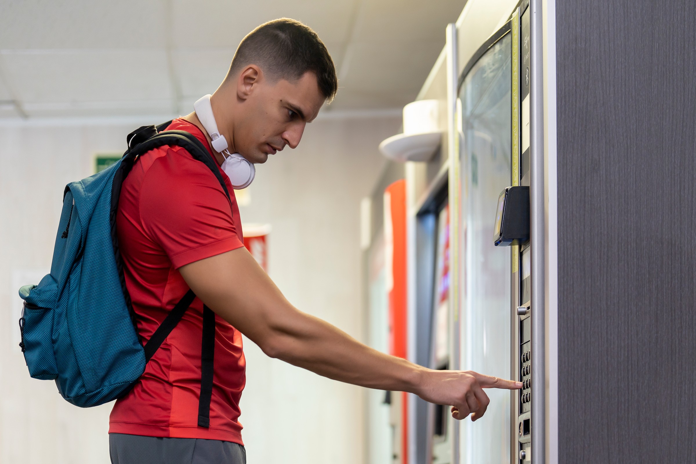 Person vor Automat