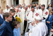 Fotos/KK zVg: Gruppenfoto mit Papst Franziskus Papst Franziskus, "ein Papst zum Angreifen"