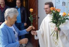 Foto/KK Günther Gasper: Pfarrer Bernd Wegscheider beim Überreichen der „Muttertagsrosen“
