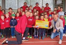 © mjksportmarketing von rechts: Michi Kummer und LAC-Trainer Günther Gasper mit LAC-Kindern