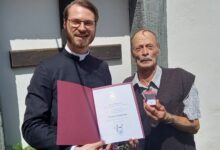 Fotos/KK Gasper: Pfarrer Bernd Wegscheider mit Franz Leitmann