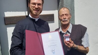 Fotos/KK Gasper: Pfarrer Bernd Wegscheider mit Franz Leitmann