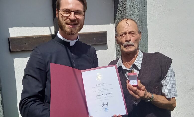 Fotos/KK Gasper: Pfarrer Bernd Wegscheider mit Franz Leitmann