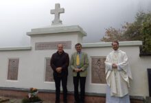 Foto Gasper: Pfarrer Bernd Wegscheider und Diakon Oliver Günther konnten sich von der vorbildlichen Sanierung überzeugen.