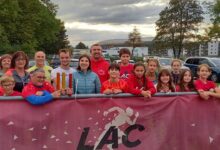 Foto/Günther Gasper: LAC-Kinder mit den Special Olympics Athlet:innen und Trainer Markus Auer