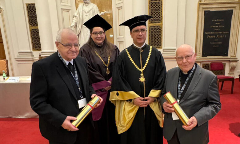 Foto/KK Irmi Wakonig, von links: Heinrich Schnuderl (ebenfalls ein Geehrter), THEOL-Dekanin Katharina Pyschny, Rektor Peter Riedler, Anton Granitzer