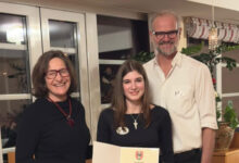 Foto KK/zVg von links: Sportstadträtin Constance Mochar, Dreispringer Elisabeth Bluch und ihr Trainer Günther Gasper