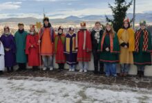 Foto/Petrovic - ein Teil der Gurnitzer Sternsinger mit Pfarrer Bernd Wegscheider und Ministrantin Sarah Ellersdorfer