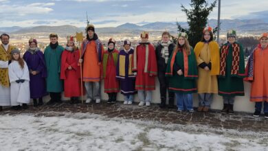 Foto/Petrovic - ein Teil der Gurnitzer Sternsinger mit Pfarrer Bernd Wegscheider und Ministrantin Sarah Ellersdorfer