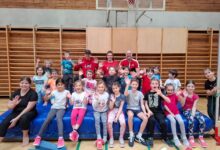 Foto zVg: die Sportschnupperkinder mit den LAC-Trainern Julian Hackl, Lukas und Günther Gasper (von links)