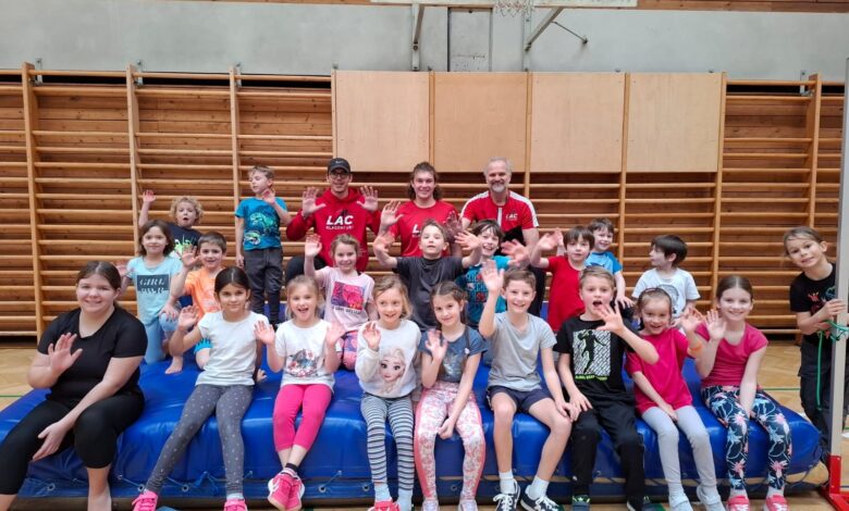 Foto zVg: die Sportschnupperkinder mit den LAC-Trainern Julian Hackl, Lukas und Günther Gasper (von links)