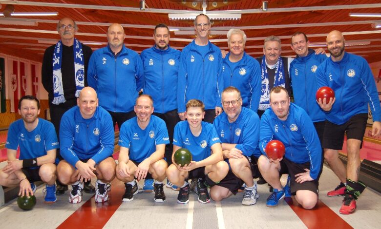 KSK Klagenfurt-Magdalensberg Stehend von links: Ilija Lamesic, Josef Köstinger, BL-Kapitän Daniel Waldhauser, Günter Wiederin, Adolf Pichler, Günter Snieder sen. & jun. und Roman Leitner; hockend: Martin Oberrauner, Andrej Lahovec, Dominik Konec, Rafael Waldhauser, Obmann Werner Rössler und Patrick Geier ©KSK Klagenfurt-Magdalensberg