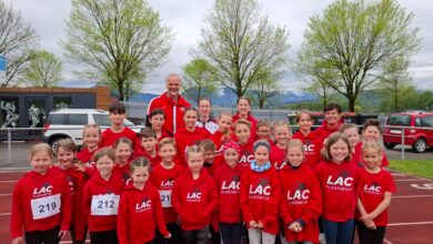 Foto/KK zVg: Die LAC-Kinder mit dem Betreuuerteam (von rechts): Uli Striednig, Estelle und Lorena Miklau, Günther Gasper