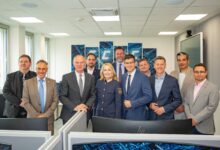 LKA-Leiter Oberst Gottlieb Türk, Innenminister Gerhard Karner, Landespolizeidirektorin Michaela Kohlweiß, BKA-Leiter General Andreas Holzer, Landeshauptmann-Stv. Martin Gruber und Landesrat Daniel Fellner mit Mitarbeitern des Assistenzbereiches 06 (IT Beweissicherung) © Landespolizeidirektion Kärnten/Dexl