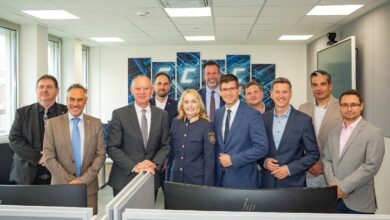 LKA-Leiter Oberst Gottlieb Türk, Innenminister Gerhard Karner, Landespolizeidirektorin Michaela Kohlweiß, BKA-Leiter General Andreas Holzer, Landeshauptmann-Stv. Martin Gruber und Landesrat Daniel Fellner mit Mitarbeitern des Assistenzbereiches 06 (IT Beweissicherung) © Landespolizeidirektion Kärnten/Dexl