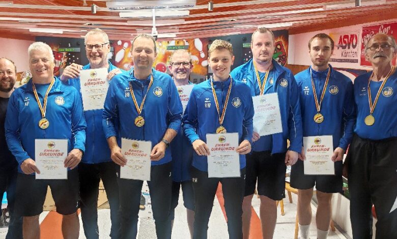 KSK Klagenfurt-Magdalensberg – Meister der Kärntner Landesliga 2024/2025 Stehend von links: KSKV Vize Gernot Harder, Adolf Pichler, Werner Rössler, Hannes Bergner, Günter Snieder jun. Rafael Waldhauser, Patrick Geier, Florian Zeleny und Ilija Lamesic ©KSK Klagenfurt-Magdalensberg