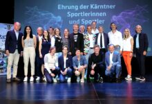 LPD Kärnten/Kuess - die LACler bei der Ehrung: Adaweih Arour, Valentin Topitschnig, Corinna Dorfer, Micheal Künstl, Beate Jung-Dräbing, Ingrid Bluch, Anja Staudacher, Andrea Herzog, Richard Peterl, Uli Striednig, Walter Jakobitsch, Hans-Joachim Imre, Günther Gasper, Udo Tröbacher